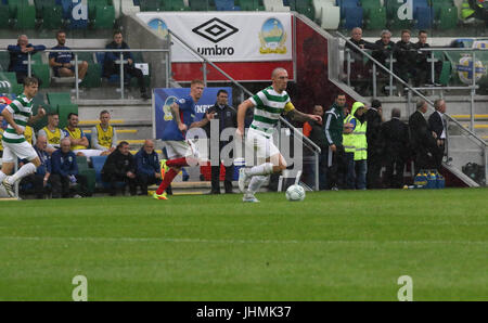 Windsor Park, Belfast, UK. 14. Juli 2017. Linfield V Celtic (UEFA CL QR2 1. Bein). Keltische Kapitän Scott Brown geht nach vorne für die Glasgow Seite da Linfield Manager David Healy blickt auf. Credit: CAZIMB / Alamy Live News. Stockfoto