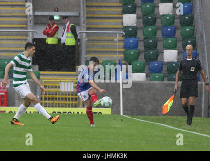 Windsor Park, Belfast, UK. 14. Juli 2017. Linfield V Celtic (UEFA CL QR2 1. Bein). Linfield von Jordan Stewart treibt den Ball an. Credit: CAZIMB / Alamy Live News. Stockfoto