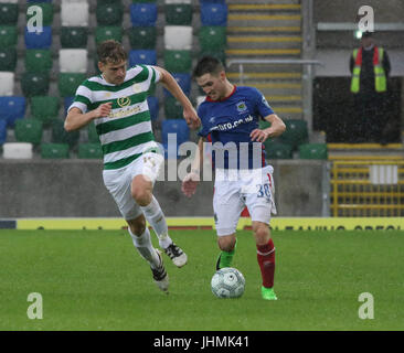 Windsor Park, Belfast, UK. 14. Juli 2017. Linfield V Celtic (UEFA CL QR2 1. Bein). Paul Smyh (38) bricht nach vorn für Linfield. Credit: CAZIMB / Alamy Live News. Stockfoto