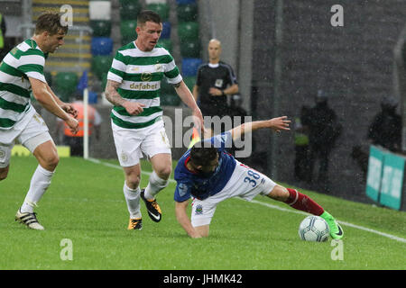 Windsor Park, Belfast, UK. 14. Juli 2017. Linfield V Celtic (UEFA CL QR2 1. Bein). Linfield von Paul Smyth (38) unter Druck. Credit: CAZIMB / Alamy Live News. Stockfoto