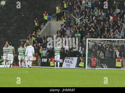 Windsor Park, Belfast, UK. 14. Juli 2017. Linfield V Celtic (UEFA CL QR2 1. Bein). Keltische Spieler begrüßen ihre Anhänger innerhalb des Bodens. Credit: CAZIMB / Alamy Live News. Stockfoto