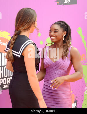 Aly Raisman Simone Biles nimmt am 2017 Nickelodeon Kids' Choice Sports Awards Teil Pauley Pavilion Los Angeles, Kalifornien, Juli 13,2017. Stockfoto