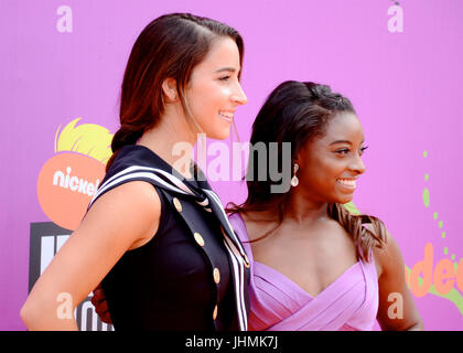 Aly Raisman Simone Biles nimmt am 2017 Nickelodeon Kids' Choice Sports Awards Teil Pauley Pavilion Los Angeles, Kalifornien, Juli 13,2017. Stockfoto