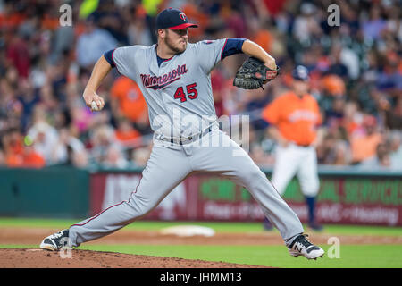 Houston, TX, USA. 14. Juli 2017. Minnesota Twins Entlastung Krug Phil Hughes (45) Stellplätze während einer Major League Baseball-Spiel zwischen der Houston Astros und die Minnesota Twins im Minute Maid Park in Houston, Texas. Trask Smith/CSM/Alamy Live-Nachrichten Stockfoto