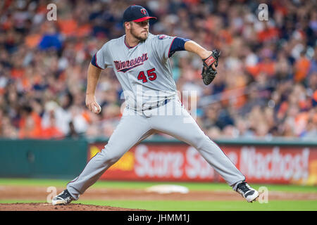 Houston, TX, USA. 14. Juli 2017. Minnesota Twins Entlastung Krug Phil Hughes (45) Stellplätze während einer Major League Baseball-Spiel zwischen der Houston Astros und die Minnesota Twins im Minute Maid Park in Houston, Texas. Trask Smith/CSM/Alamy Live-Nachrichten Stockfoto