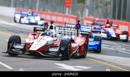 Toronto, Kanada. 14. Juli 2017. Rahal Letterman Lanigan Racing Fahrer Graham Rahal (vorne) der Vereinigten Staaten Rennen während des Trainings von 2017 Honda Indy Toronto der Verizon-IndyCar-Serie auf Exhibition Place in Toronto, Kanada, 14. Juli 2017. Mit 21 Indy Autofahrer aus der ganzen Welt die dreitägige jährliche Veranstaltung startete am Freitag in Toronto. Bildnachweis: Zou Zheng/Xinhua/Alamy Live-Nachrichten Stockfoto