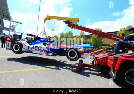 Toronto, Kanada. 14. Juli 2017. Ein Rennwagen von a.j. Foyt Unternehmen verlässt das Rennen durch einen Abschleppwagen während des Trainings von 2017 Honda Indy Toronto der Verizon-IndyCar-Serie auf Exhibition Place in Toronto, Kanada, 14. Juli 2017. Mit 21 Indy Autofahrer aus der ganzen Welt die dreitägige jährliche Veranstaltung startete am Freitag in Toronto. Bildnachweis: Zou Zheng/Xinhua/Alamy Live-Nachrichten Stockfoto