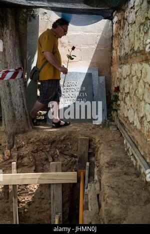 Guadalajara, Spanien. 25. Mai 2017. Ehrung der Mitglieder des norwegischen Elektriker Union für die Opfer. Mai 2017. Exhumierung von Timoteo Mendieta in Guadalajara.Timoteo Mendieta Alcala erfolgte gegen Guadalajara die Friedhofsmauer am 16. November 1939, eines eine geschätzte 822 Hinrichtungen auf dem Friedhof von 1939 bis 1944 durchgeführt. Der Vater von sieben war der lokale Führer der sozialistischen UGT-Union in das Dorf Sacedon, wo er als Metzger gearbeitet hatte. Während der Franco-Ära seiner Familie haben nicht wagen zu bitten, seine sterblichen Überreste aus dem Grab, in dem er entfernt haben und 21 andere Stockfoto