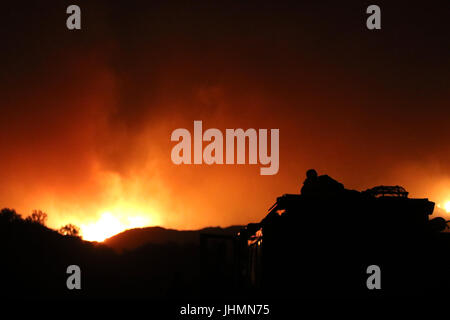 Goleta, Kalifornien, USA. 14. Juli 2017. Ein Feuerwehrmann sitzt auf der der Motor als der Whittier Feuer nähert sich Goleta Freitag, 14. Juli 2017. Bildnachweis: Daniel Dreifuss/Alamy Live-Nachrichten Stockfoto