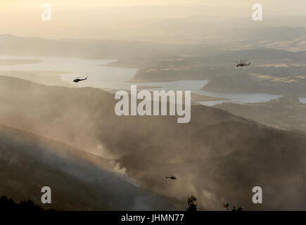 Goleta, Kalifornien, USA. 14. Juli 2017. Hubschrauber fliegen über dem Feuer Whittier, wie es Goleta Freitag, 14. Juli 2017 nähert. Bildnachweis: Daniel Dreifuss/Alamy Live-Nachrichten Stockfoto