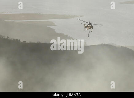 Goleta, Kalifornien, USA. 14. Juli 2017. Ein Hubschrauber fliegt über die Whittier Feuer, wie es Goleta Freitag, 14. Juli 2017 nähert. Bildnachweis: Daniel Dreifuss/Alamy Live-Nachrichten Stockfoto