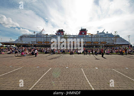 Liverpool UK, 14. Juli 2017. Tausende Menschen begrüßen das Kreuzfahrtschiff Disney Magic bei der Zwischenlandung in Liverpool Merseyside UK.  Credit: Ken Biggs/Alamy Live-Nachrichten. Stockfoto