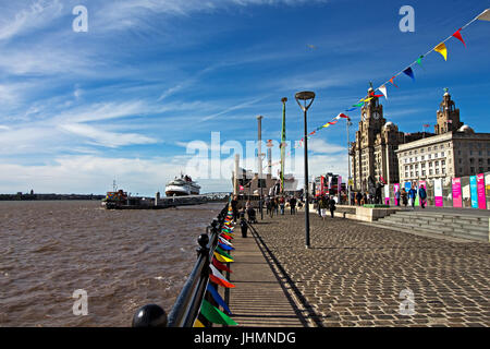 Liverpool UK, 14. Juli 2017. Tausende Menschen begrüßen das Kreuzfahrtschiff Disney Magic bei der Zwischenlandung in Liverpool Merseyside UK.  Credit: Ken Biggs/Alamy Live-Nachrichten. Stockfoto