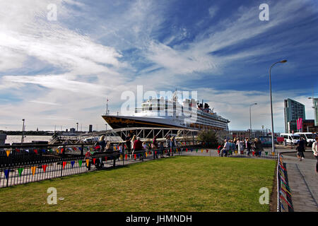 Liverpool UK, 14. Juli 2017. Tausende Menschen begrüßen das Kreuzfahrtschiff Disney Magic bei der Zwischenlandung in Liverpool Merseyside UK.  Credit: Ken Biggs/Alamy Live-Nachrichten. Stockfoto