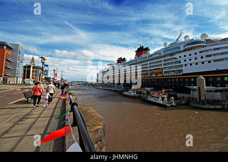 Liverpool UK, 14. Juli 2017. Tausende Menschen begrüßen das Kreuzfahrtschiff Disney Magic bei der Zwischenlandung in Liverpool Merseyside UK.  Credit: Ken Biggs/Alamy Live-Nachrichten. Stockfoto