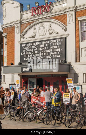14. Juli 2017 - London, UK - London, UK. 14. Juli 2017. Eine Gemeinschaft Protestby lokalen Kinogänger außerhalb Brixtons Ritzy Kino unterstützt die Arbeiter dort fordern Menschen, das Kino und die Bar zusammen mit anderen Kinos auch im Besitz von Picturhouse zu boykottieren. Arbeitnehmer bei der Ritzy haben gekämpft für mehrere Jahre, um London existenzsichernden Lohn, die von anderen Kinos bezahlt wird. Trotz riesige Gewinne, CIneworld, wurden die Besitzer von Picturehouse nicht bereit, Personal einen existenzsichernden Lohn zu zahlen. Jetzt wurden drei BECTU union Wiederholungen bei der Ritzy entlassen und eine vierte wartet eine disziplinarische hea Stockfoto