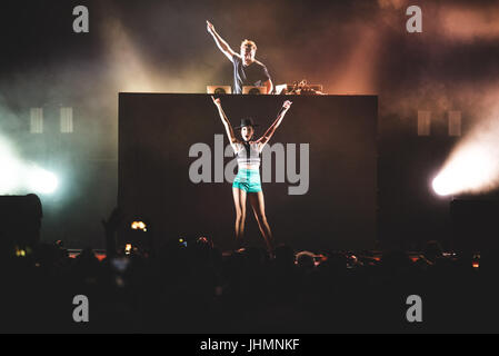 Grugliasco, Italien. 14. Juli 2017. 14. Juli 2017: Der österreichische Produzent und DJ Parov Stelar Auftritten mit seiner Band auf der Bühne der Gruvillage Festival 2017 Kredit: Alessandro Bosio/Alamy Live News Stockfoto