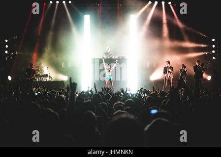 Grugliasco, Italien. 14. Juli 2017. 14. Juli 2017: Der österreichische Produzent und DJ Parov Stelar Auftritten mit seiner Band auf der Bühne der Gruvillage Festival 2017 Kredit: Alessandro Bosio/Alamy Live News Stockfoto