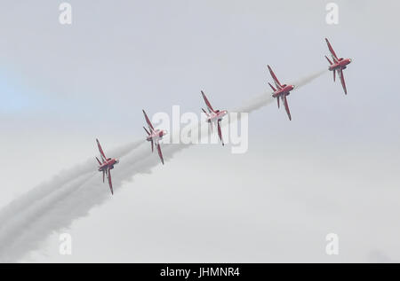 Gloucestershire, UK. 14. Juli 2017. Die RAF Aerobatic Team, die Red Arrows durchführen bei der Royal International Tattoo (RIAT) 2017 am Luftwaffenstützpunkt Fairford, Gloucestershire Credit: Jules Annan/Alamy Live News Stockfoto