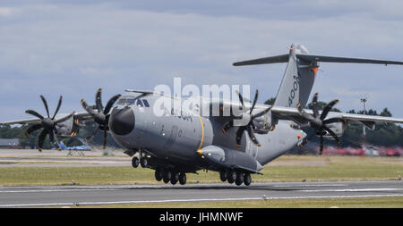Gloucestershire, UK. 14. Juli 2017. Airbus A400M Atlas führt einem Demonstrationsflug auf der Royal International Tattoo (RIAT) 2017 am Luftwaffenstützpunkt Fairford, Gloucestershire Credit: Jules Annan/Alamy Live News Stockfoto