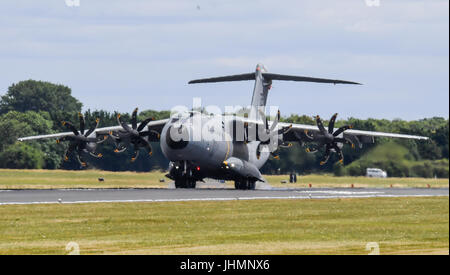 Gloucestershire, UK. 14. Juli 2017. Airbus A400M Atlas führt einem Demonstrationsflug auf der Royal International Tattoo (RIAT) 2017 am Luftwaffenstützpunkt Fairford, Gloucestershire Credit: Jules Annan/Alamy Live News Stockfoto