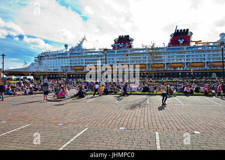 Liverpool UK, 14. Juli 2017. Tausende Menschen begrüßen das Kreuzfahrtschiff Disney Magic bei der Zwischenlandung in Liverpool Merseyside UK.  Credit: Ken Biggs/Alamy Live-Nachrichten. Stockfoto