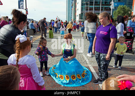 Liverpool UK, 14. Juli 2017. Tausende Menschen begrüßen das Kreuzfahrtschiff Disney Magic bei der Zwischenlandung in Liverpool Merseyside UK.  Credit: Ken Biggs/Alamy Live-Nachrichten. Stockfoto