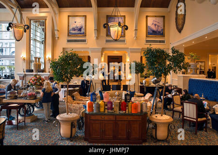 Lobby des Table Bay Hotel, Victoria and Alfred Waterfront, Cape Town, Western Cape, Südafrika Stockfoto