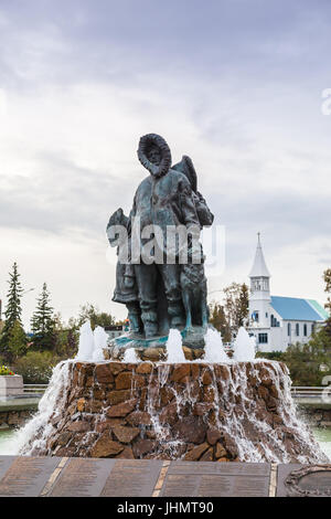 Statue "unbekannte First Family"und Empfängnis-Kirche (erbaut 1904) im Hintergrund AtGolden Herzen Plaza, Fairbanks, Alaska, USA Stockfoto