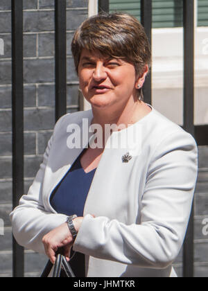 Premierminister Theresa Mai begrüßt Arlene Foster, Führer von demokratische Unionist Party (DUP) für Gespräche auf Nummer 10 Downing Street. Der Ministerpräsident setzt auf einen deal mit der Nordirland DUP Führer der konservativen Partei Bedarf für eine Mehrheit im House Of Commons lösen, nach den Parlamentswahlen hing Parlament geschaffen.  Mitwirkende: Arlene fördern wo: London, England, Vereinigtes Königreich bei: Kredit-13. Juni 2017: Wheatley/WENN Stockfoto