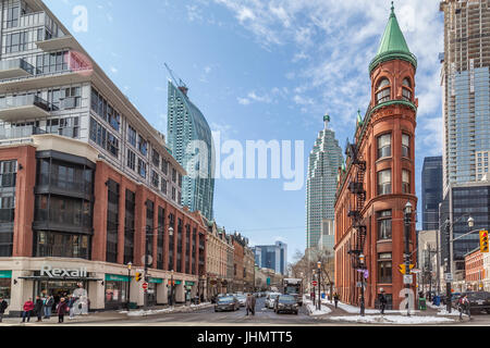 Aus rotem Backstein Gooderham Building mit Blick auf die Straße im Hintergrund, Gooderham Building ist ein historisches Wahrzeichen von Toronto, O Stockfoto