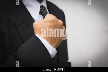 Fröhlich aufgeregt Geschäftsmann feiert Erfolg im Geschäft. Fröhliche erfolgreicher Geschäftsmann mit Fäusten angesprochen. Stockfoto