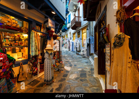 Straße mit Geschäften in der Stadt Skopelos, Griechenland. Stockfoto