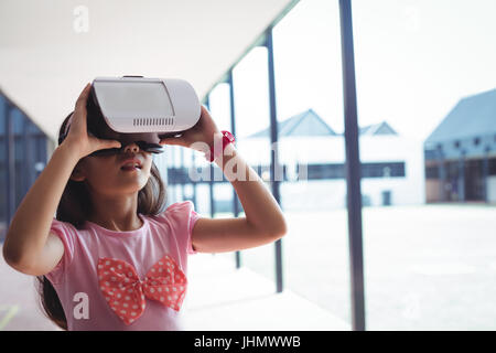 Schulmädchen mit virtual-Reality-Brille stehend im Flur in der Schule Stockfoto