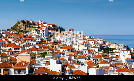 Weiße Häuser mit roten Dächern in der Stadt Skopelos, Griechenland. Stockfoto