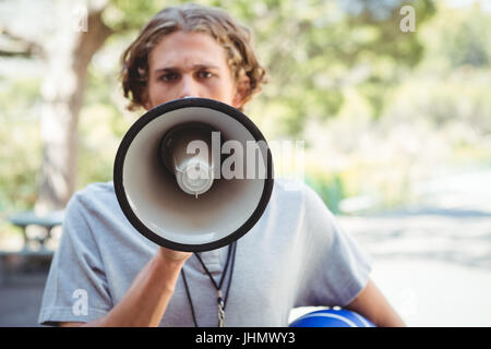 Porträt von männlichen Trainer mit Megaphon stehend in Basketballplatz Stockfoto