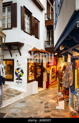 Straße mit Geschäften in der Stadt Skopelos, Griechenland. Stockfoto