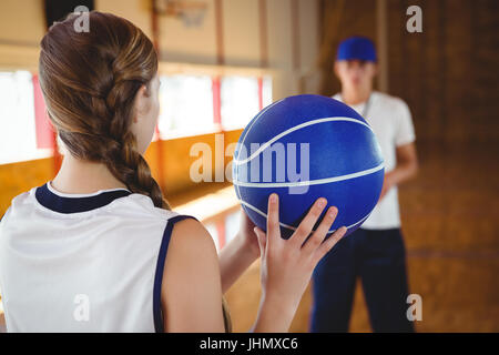 Weiblichen Basketball-Spieler üben mit männlicher Coach vor Gericht Stockfoto