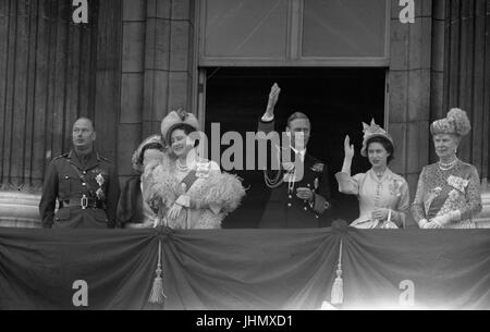 König George VI. und Königin Elizabeth anerkennen die Massen auf dem Balkon des Buckingham Palace. Neben ihnen sind (L-R) The Duke und die Duchess of Gloucester, Prinzessin Margaret und Queen Mary. Stockfoto