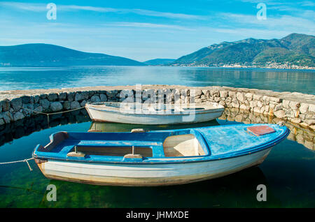 zwei kleine Boote vertäut am Kai in Tivat, Montenegro Stockfoto