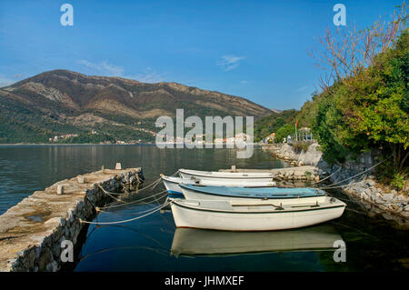 drei Boote in kleinen Hafenbecken in Tivat, Montenegro Stockfoto