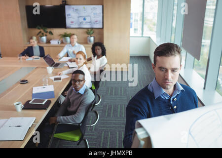 Ernste Angelegenheit Unternehmer erklären, Strategie, Team im Tagungsraum im Büro Stockfoto