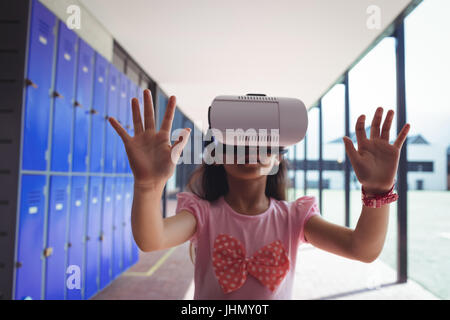 Schulmädchen erwarten während der Verwendung von virtual-Reality Brille im Korridor in der Schule Stockfoto