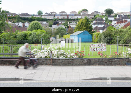 Ältere Frau, die zu Fuß in Welshpool Powys in Wales Stockfoto