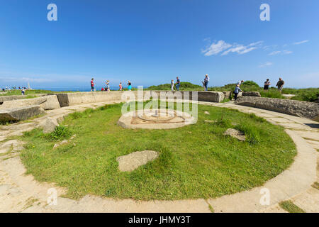 POINTE DU HOC, FRANKREICH - JUNI 2014; Überreste der Pistole Grube verwendet während des zweiten Weltkrieges Stockfoto