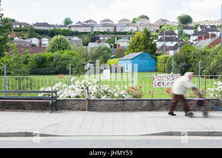 Ältere Frau, die zu Fuß in Welshpool Powys in Wales Stockfoto