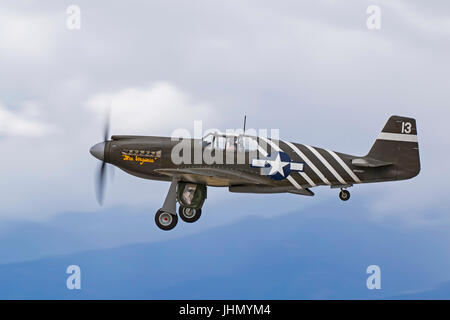 Flugzeug p-51 Mustang WWII Kampfflugzeug fliegen bei Flugschau Stockfoto