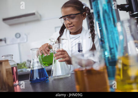 Elementare Schüler tun wissenschaftlichen experiment an Wissenschaftslabor Stockfoto