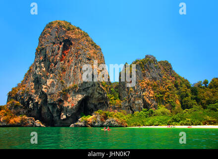 Kajakfahren in der Nähe von Phra Nang Beach, Provinz Krabi, Thailand. Stockfoto