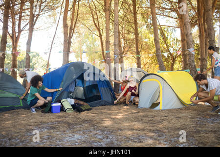 Freunde-Zelt am Campingplatz am sonnigen Tag einrichten Stockfoto